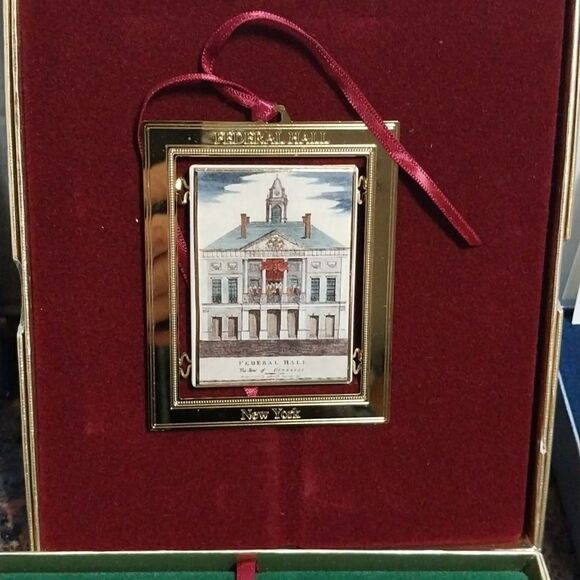 8 Boxes of Christmas Tree Ornaments From the White House. - Picture 7 of 8